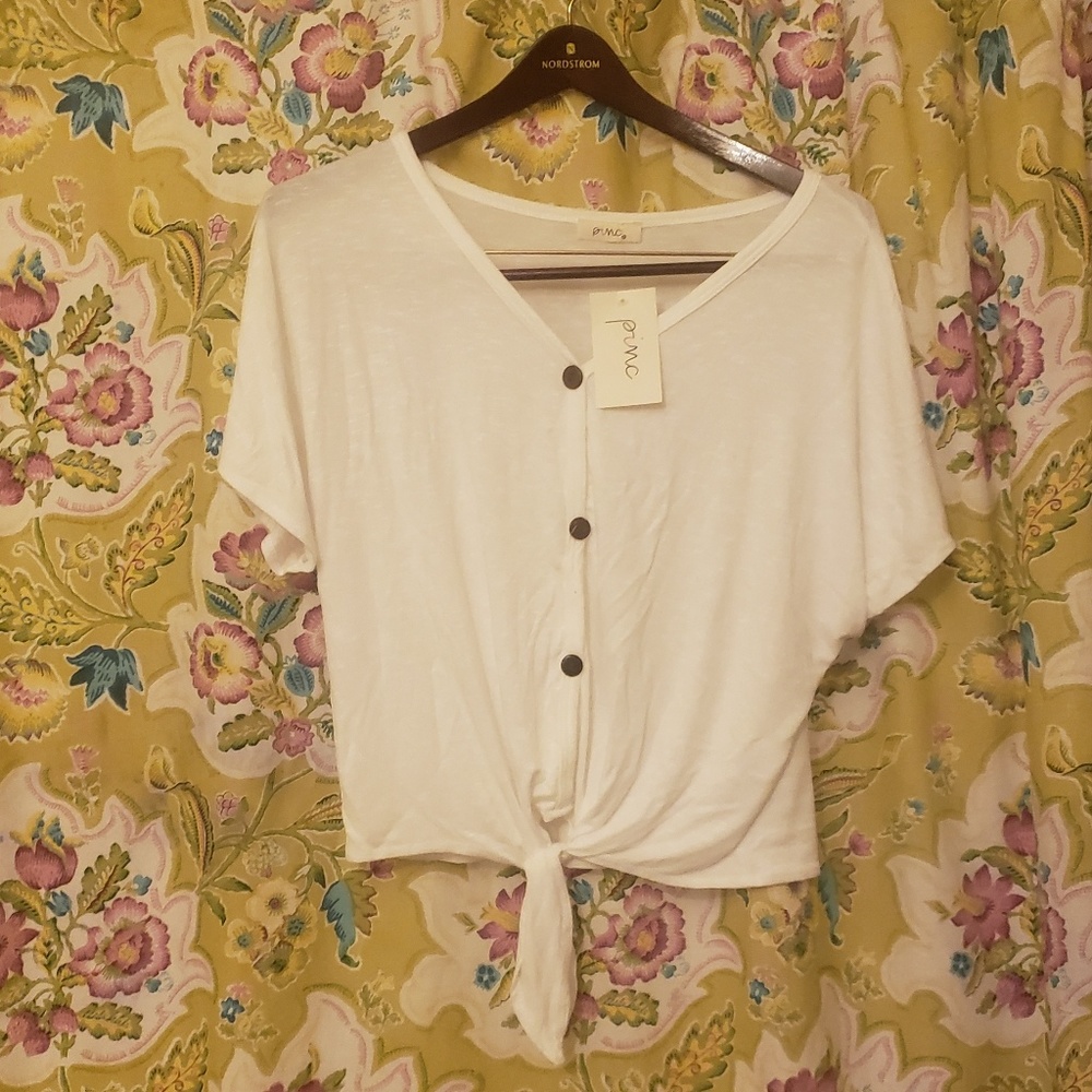 White cute tie up top..